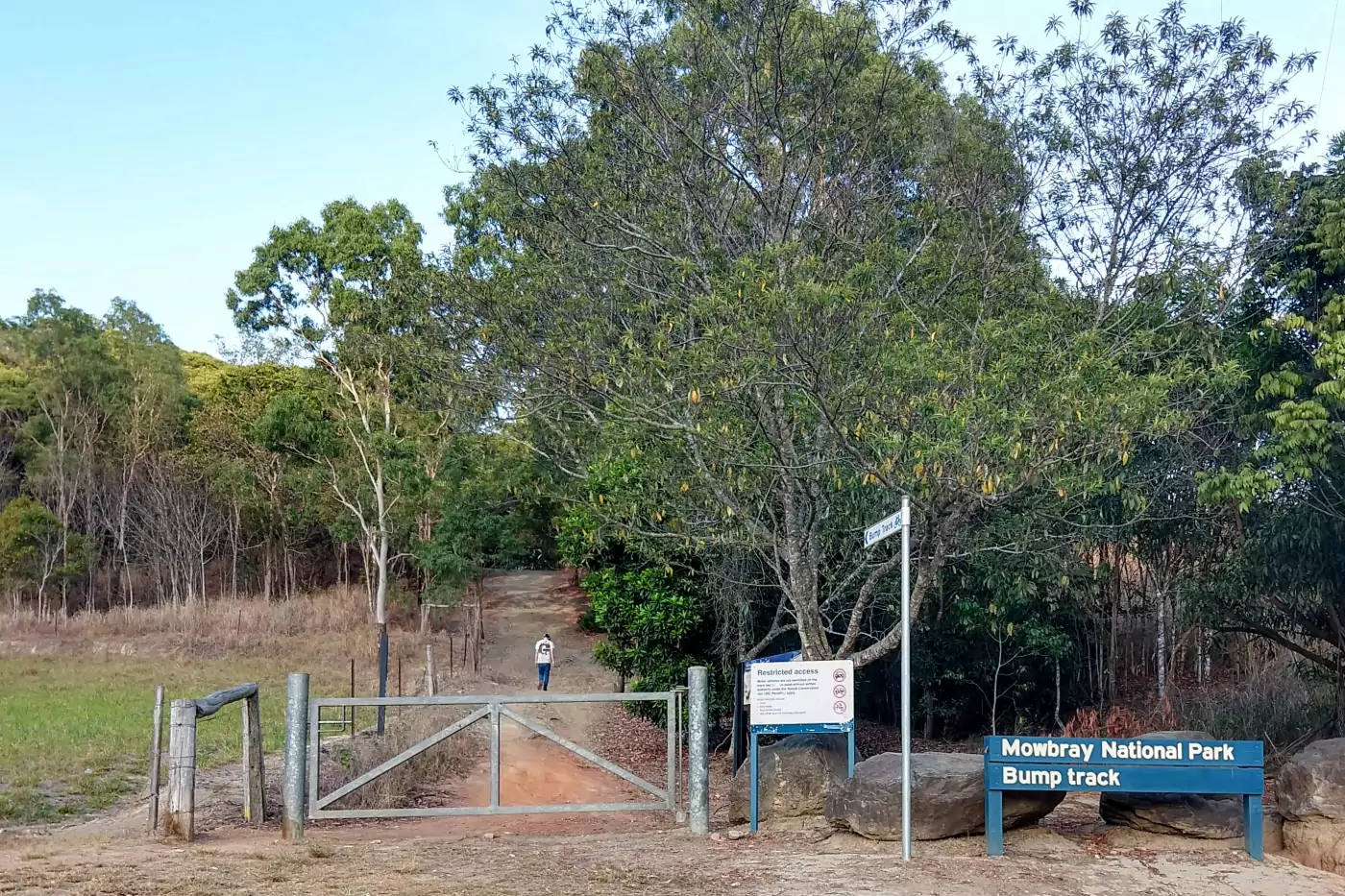 Bump Track start Bump track hiking trail starting point